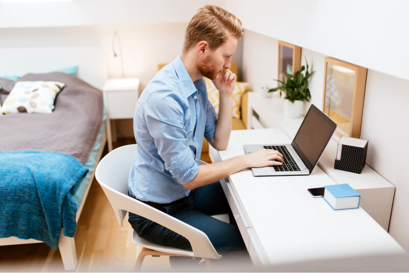 Selbstständige Person vor dem Laptop